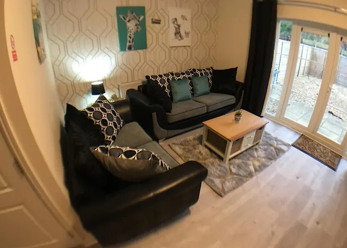 Very Large House, 6 Beds, 4 Bedrooms, 3 Bathrooms, 5 Smart Tv\'S & Van Parking