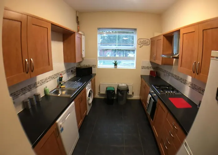 Very Large House, 6 Beds, 4 Bedrooms, 3 Bathrooms, 5 Smart Tv\'S & Van Parking