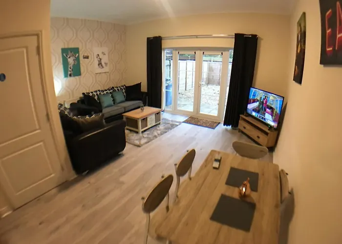 Very Large House, 6 Beds, 4 Bedrooms, 3 Bathrooms, 5 Smart Tv\'S & Van Parking