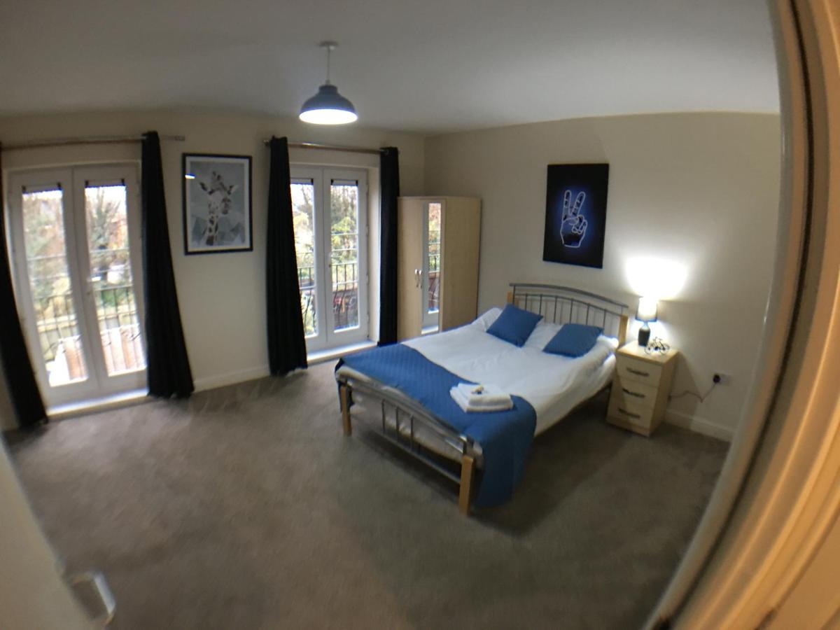 Very Large House, 6 Beds, 4 Bedrooms, 3 Bathrooms, 5 Smart Tv's & Parking Boston