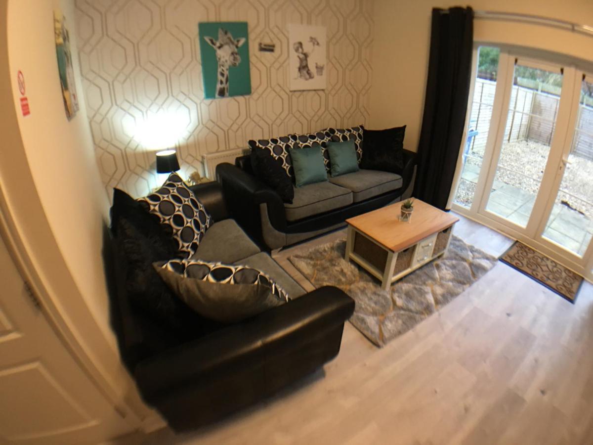 Very Large House, 6 Beds, 4 Bedrooms, 3 Bathrooms, 5 Smart Tv's & Parking *