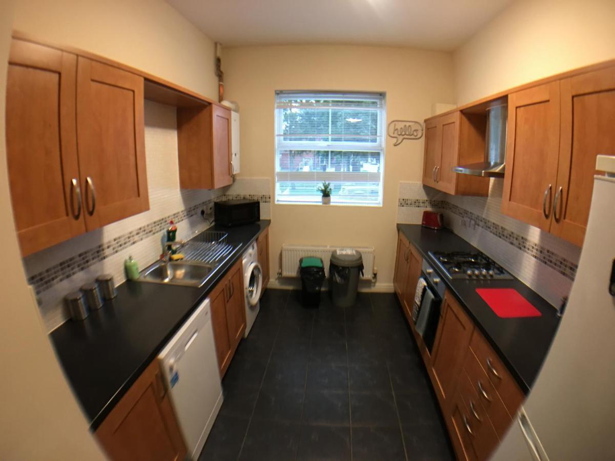 Holiday home Very Large House, 6 Beds, 4 Bedrooms, 3 Bathrooms, 5 Smart Tv's & Parking
