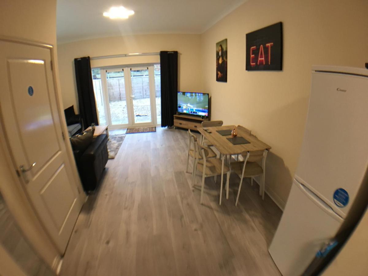 Very Large House, 6 Beds, 4 Bedrooms, 3 Bathrooms, 5 Smart Tv's & Parking Holiday home Boston