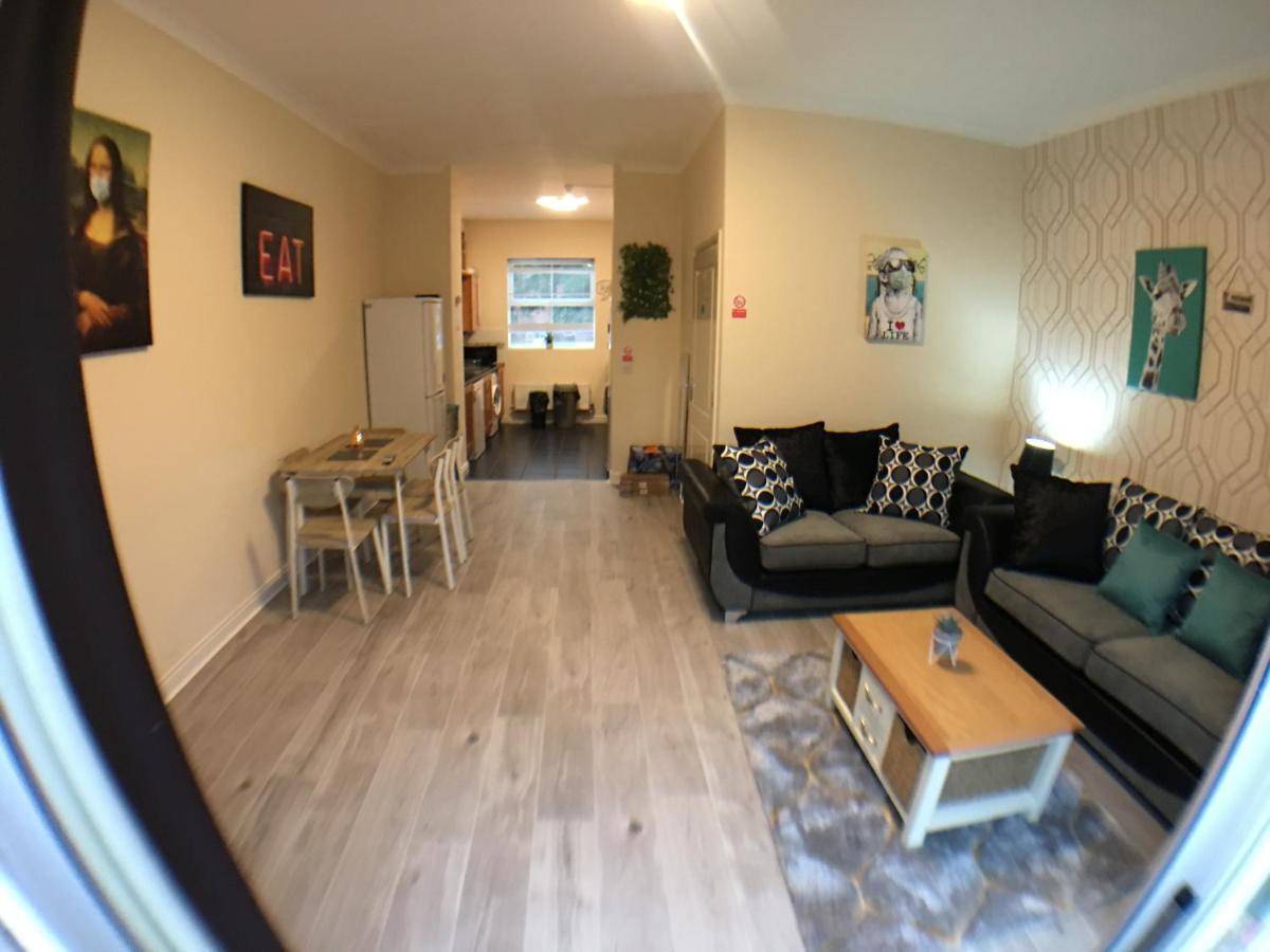 Very Large House, 6 Beds, 4 Bedrooms, 3 Bathrooms, 5 Smart Tv's & Parking
