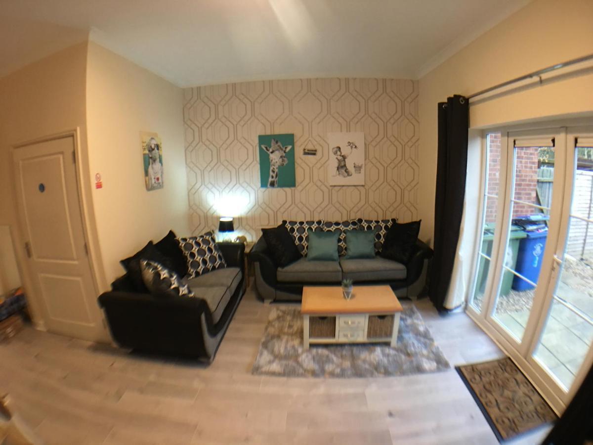 Holiday home Very Large House, 6 Beds, 4 Bedrooms, 3 Bathrooms, 5 Smart Tv's & Parking