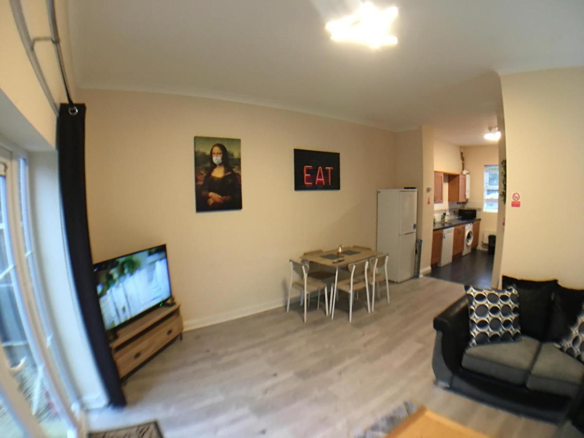 Very Large House, 6 Beds, 4 Bedrooms, 3 Bathrooms, 5 Smart Tv's & Parking * Boston