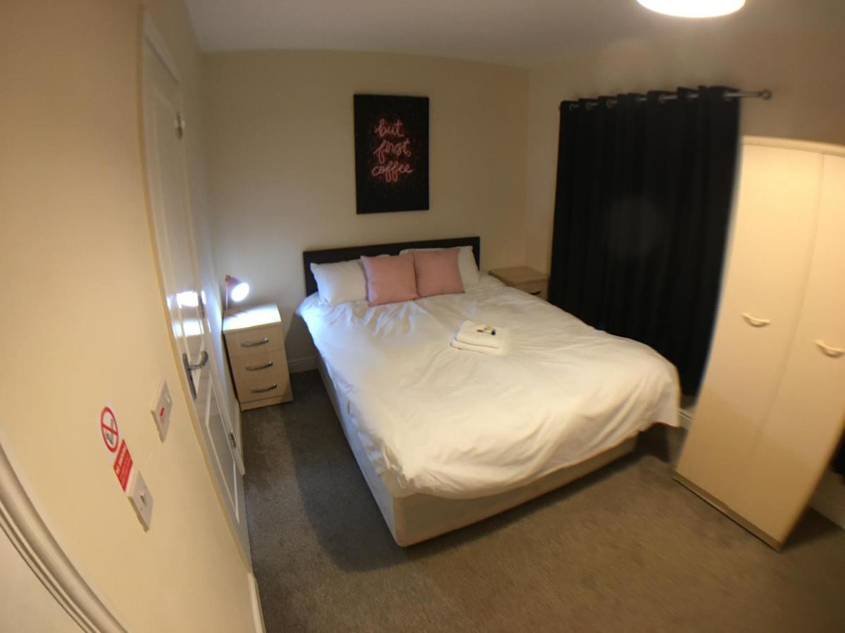 Very Large House, 6 Beds, 4 Bedrooms, 3 Bathrooms, 5 Smart Tv's & Parking Holiday home Boston