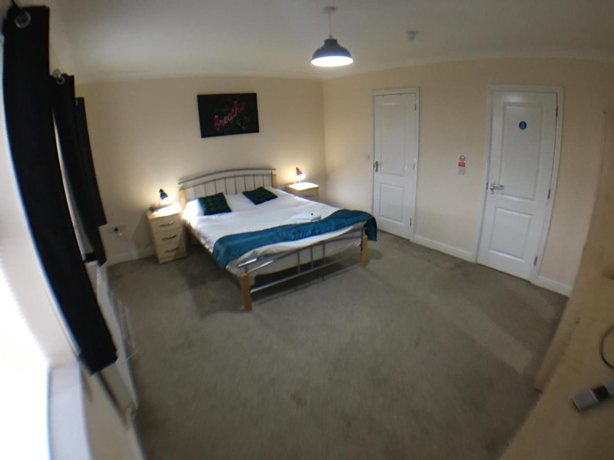 Holiday home Very Large House, 6 Beds, 4 Bedrooms, 3 Bathrooms, 5 Smart Tv's & Parking *