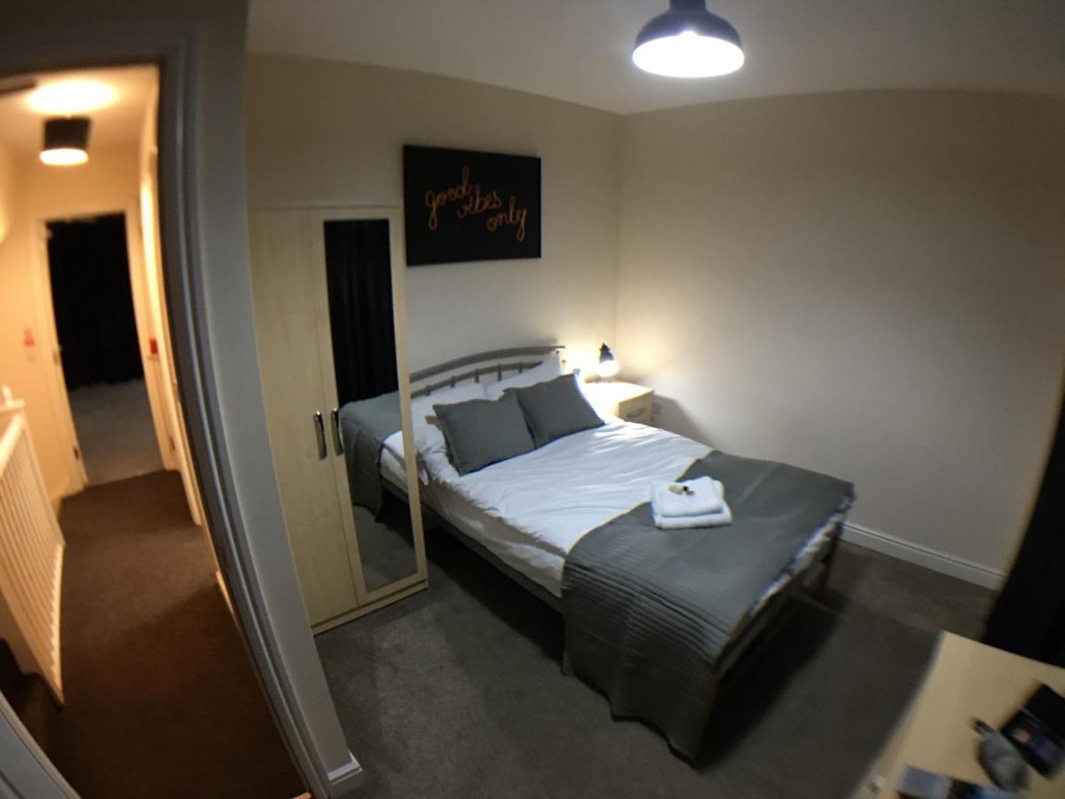 Holiday home Very Large House, 6 Beds, 4 Bedrooms, 3 Bathrooms, 5 Smart Tv's & Parking