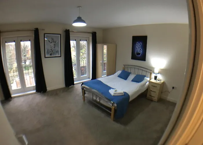 Very Large House, 6 Beds, 4 Bedrooms, 3 Bathrooms, 5 Smart Tv\'S & Van Parking