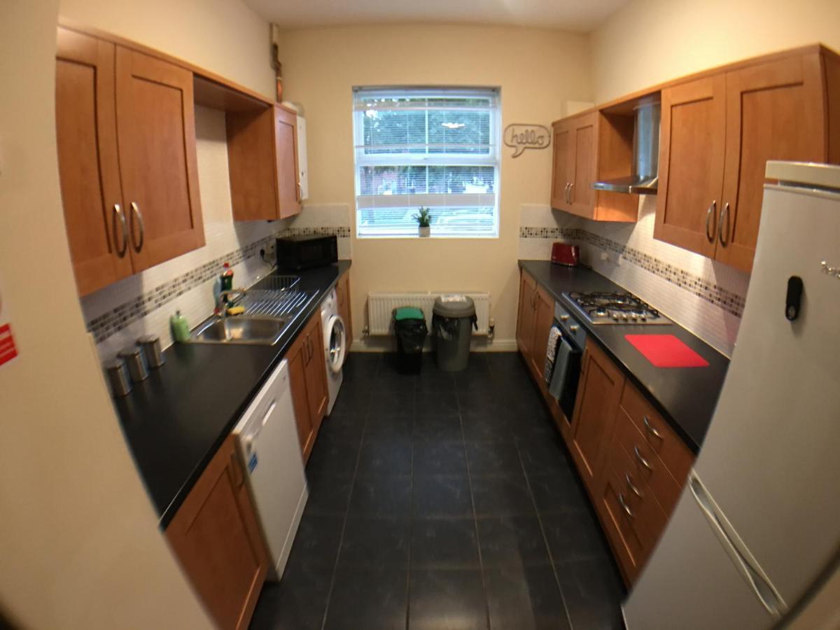 Hébergement de vacances Very Large House, 6 Beds, 4 Bedrooms, 3 Bathrooms, 5 Smart Tv's & Parking