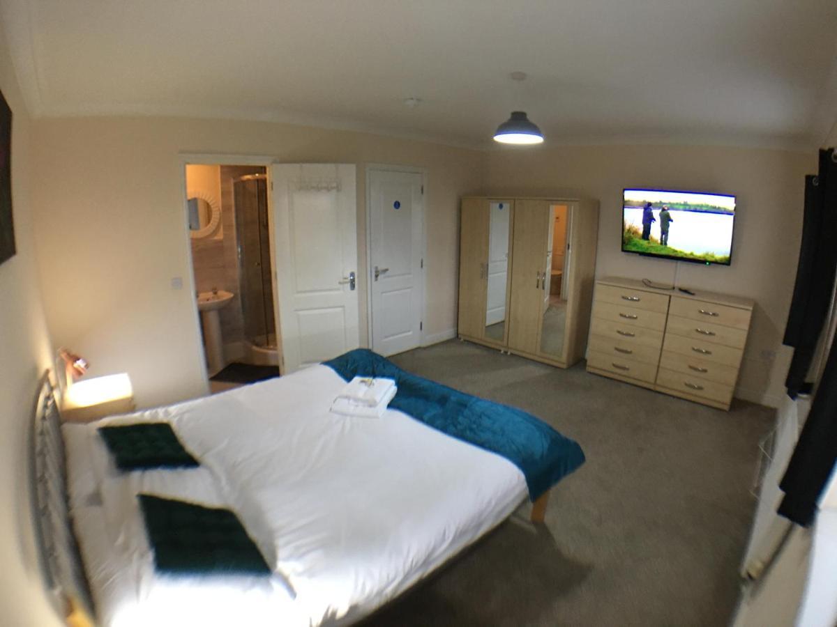 Very Large House, 6 Beds, 4 Bedrooms, 3 Bathrooms, 5 Smart Tv's & Parking